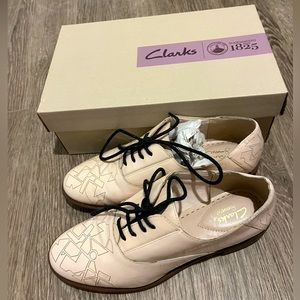 Clarkes Women US 6 cream loafers